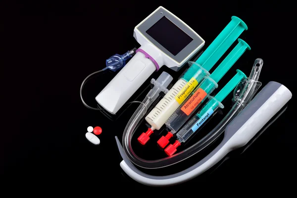 Conjunto de herramientas y fármacos para la intubación — Foto de Stock