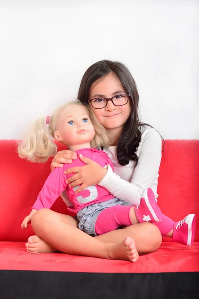 Kleines Mädchen spielt mit einer Puppe — Stockfoto