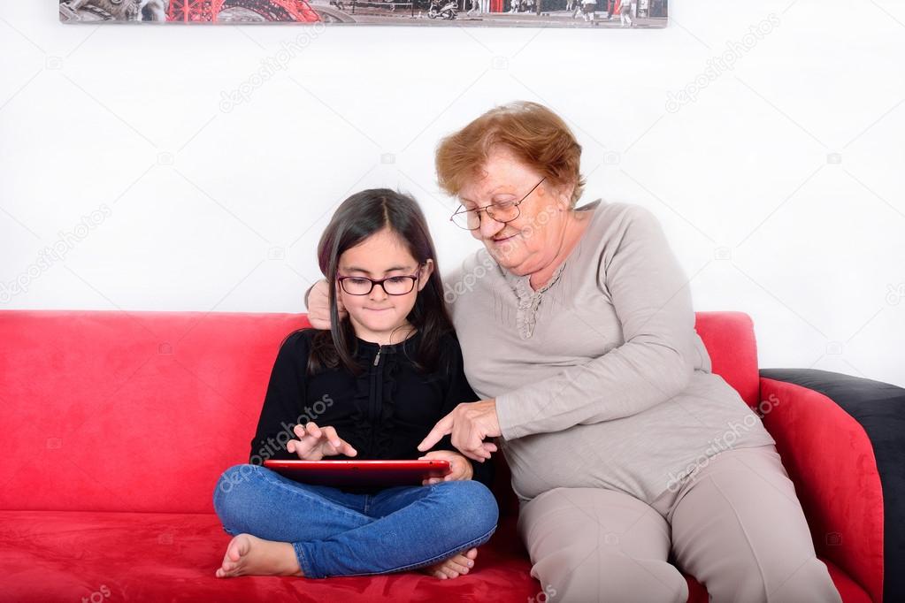Бабушка и внучка с помощью планшетного ПК — Стоковое фото