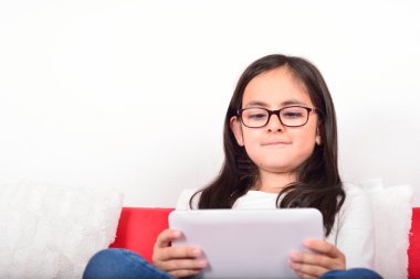 liseli kız evde tablet pc ile öğrenme