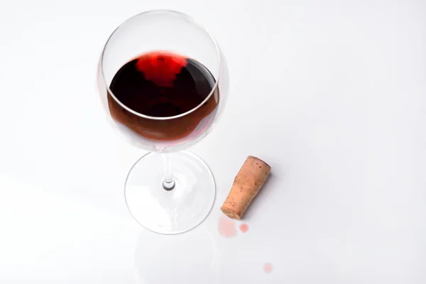 Una copa de vino tinto con corcho — Foto de Stock