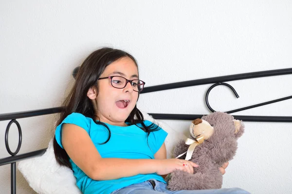 Fille avec un ours en peluche — Photo