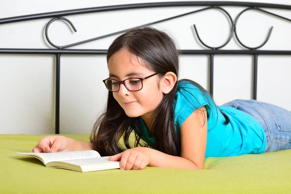 Menina lendo um livro — Fotografia de Stock