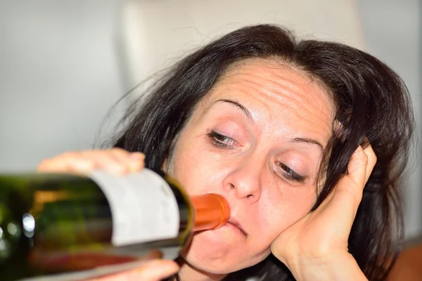 Femme ivre avec bouteille de vin rouge — Photo