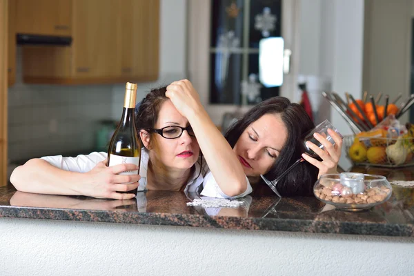 Duas mulheres bêbadas — Fotografia de Stock