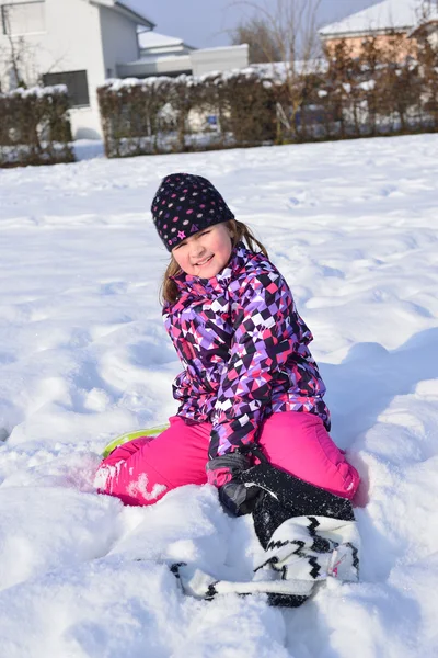 Niña jugando en la nieve —  Fotos de Stock