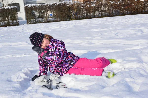 Holčička hrající si ve sněhu — Stock fotografie