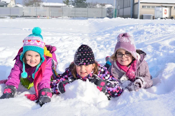 Trois filles jouant dans la neige — Photo