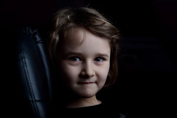 Low-Key portret van een klein meisje — Stockfoto