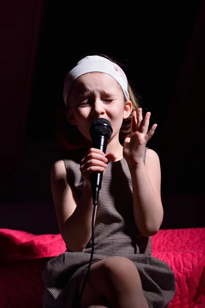 Petite fille chantant — Photo