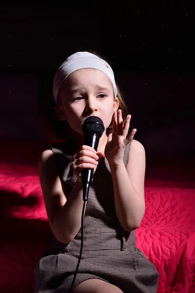 Klein meisje zingen — Stockfoto
