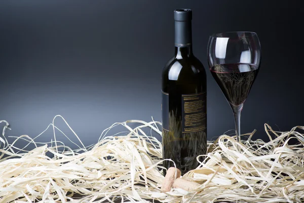 Bottiglia di vino rosso e vetro con sughero — Foto Stock