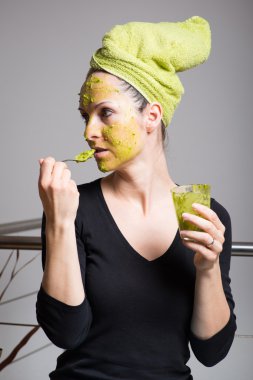 Bir avokado maskesi olan kadın
