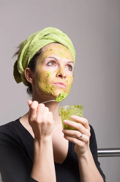 Młoda kobieta z avocado maska twarzy — Zdjęcie stockowe