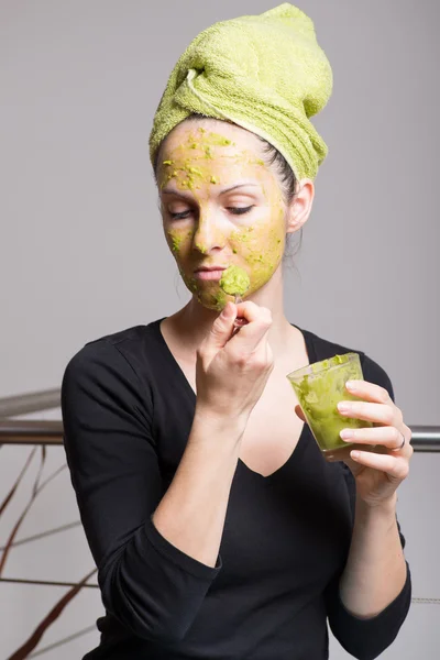 Young woman with an avocado facial mask — Stock Photo, Image