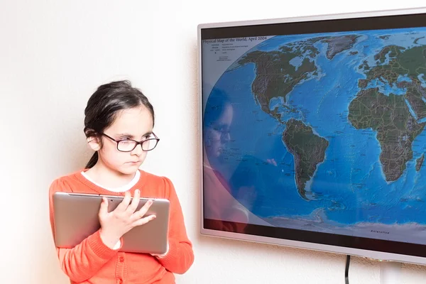 Menina usando um Tablet PC e uma televisão interativa para lição de casa — Fotografia de Stock