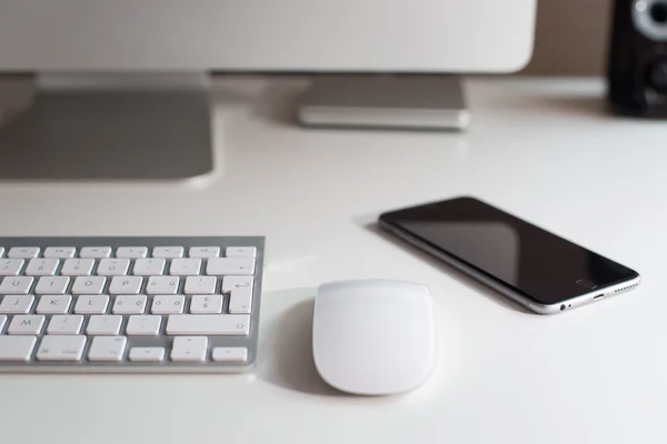 Monitor de escritorio, teclado, ratón y smartphone —  Fotos de Stock