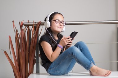 müzik gözlüklü şirin kız