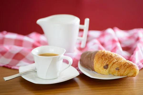 Tazza di caffè, croissant e una brocca di latte — Foto Stock
