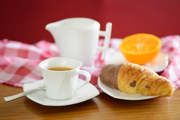 Tazza di caffè, croissant, arancia e una brocca di latte — Foto Stock