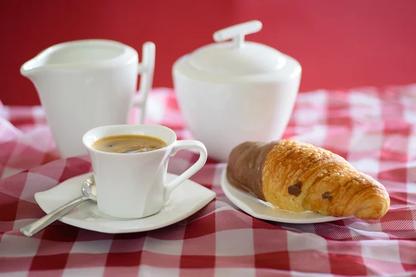 Tazza di caffè, croissant, una brocca di latte e una zuccheriera — Foto Stock