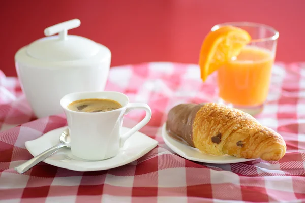 Tazza di caffè, croissant, succo d'arancia e una zuccheriera — Foto Stock