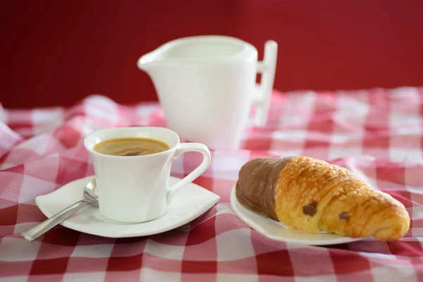 Чашка кофе, круассан и молочный кувшин — стоковое фото
