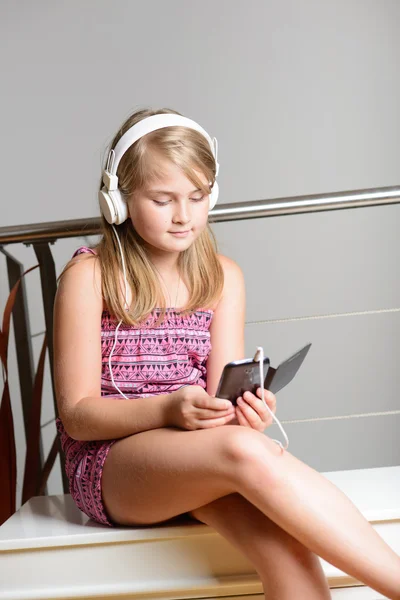 Menina loira bonito ouvir música — Fotografia de Stock