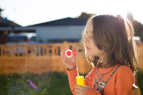 Malá holčička, takže mýdlové bubliny — Stock fotografie