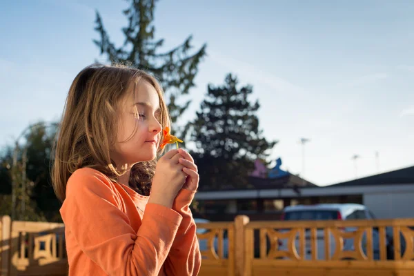 Petite fille sentant une fleur — Photo