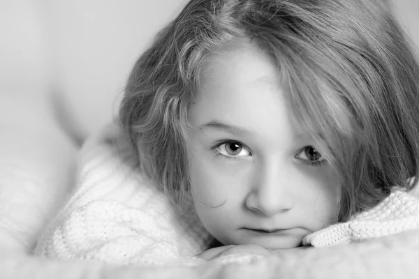 Süßes kleines süßes Mädchen posiert — Stockfoto