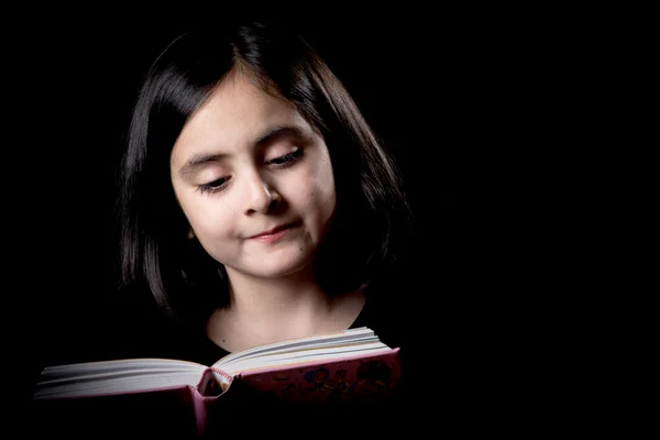Мила дівчина позує під час читання — стокове фото