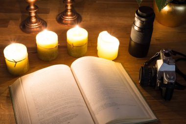 Açık kitap ve mumlar