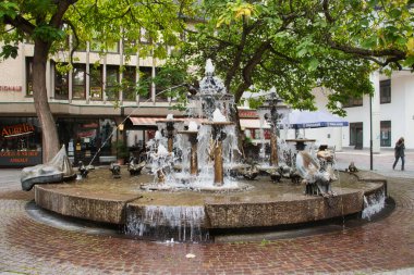 Elwedritsche Çeşmesi, Elwedritschebrunnen, Neustadt, Almanya mitolojik yaratıklarla yapılmıştır..