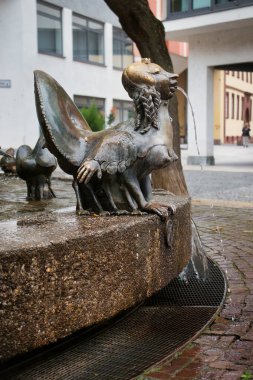 Neustadt, Almanya 'daki Elwedritschebrunnen çeşmesinde insan özellikleri taşıyan efsanevi kuş benzeri yaratıklar..