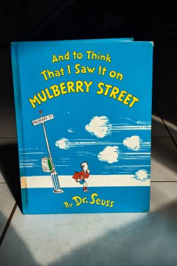 Mulberry Caddesi 'nin ön kapağında gördüm. Dr. Seuss' un bir kitabı artık basılmıyor..