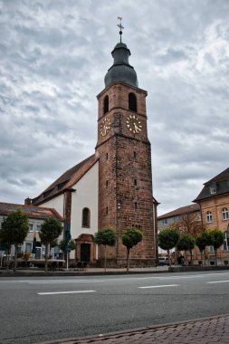 Lutherkirche 'nin önündeki sokakta, Pirmasens, Almanya' daki Lüteryen Kilisesi bulutlu bir sonbahar gününde.