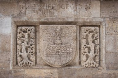 Aziz George heykelinin üssü Pirmasens, Almanya 'da ejderhayı katlediyor..