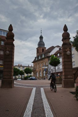 Hauptstrasse 'de bisiklete binen kişi, Pirmasens, Almanya' nın ana caddesi, bulutlu bir sonbahar gününde.