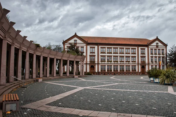 Neue Rathaus, Pirmasens, Almanya 'nın yeni belediye binası bulutlu bir sonbahar gününde..