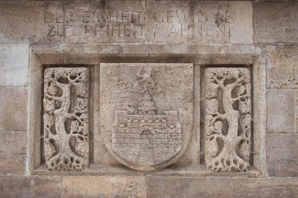 Aziz George heykelinin üssü Pirmasens, Almanya 'da ejderhayı katlediyor..