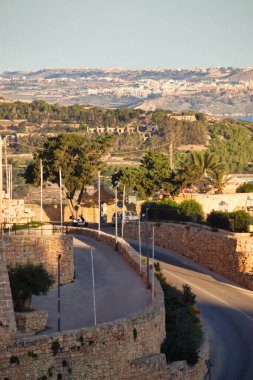 Bir sonbahar sabahı Malta, Mellieha 'da eski duvarın yanında..