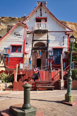 Bluto ve Olive Oyl, Malta 'daki Temel Reis Köyü' nde bir sokak gösterisinde..