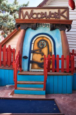 Malta 'daki Temel Reis Köyü' ndeki minyatür golf sahasının duvarında merdiven ve kapı var..