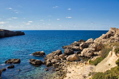 Sıcak bir sonbahar gününde Prajjet Körfezi 'nde ya da Malta' daki Anchor Körfezi 'nde mavi okyanus suyu.