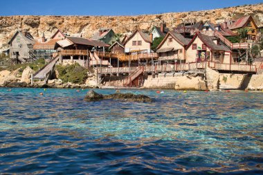 Prajjet Körfezi 'nde, Malta' daki Temel Reis Köyü 'nün yanındaki suda kayalar var..