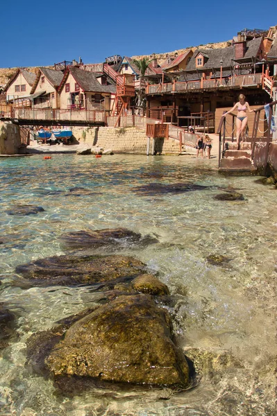 Sıcak bir sonbahar gününde, Malta 'daki Temel Reis Köyü' nde Prajjet Körfezi 'nde kayalar var..