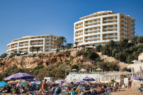 Malta 'da güneşli bir öğleden sonra Goden Körfezi' nin yukarısındaki bir uçurumda bir otel..