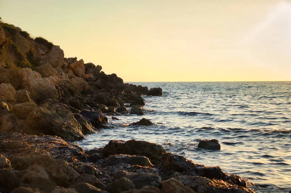 Rochers Eau Golden Bay Coucher Soleil Lors Une Chaude Soirée — Photo