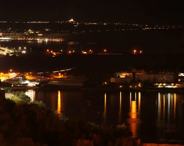 Malta, Mellieha 'da gece binalar okyanusta yansımalarla aydınlandı..